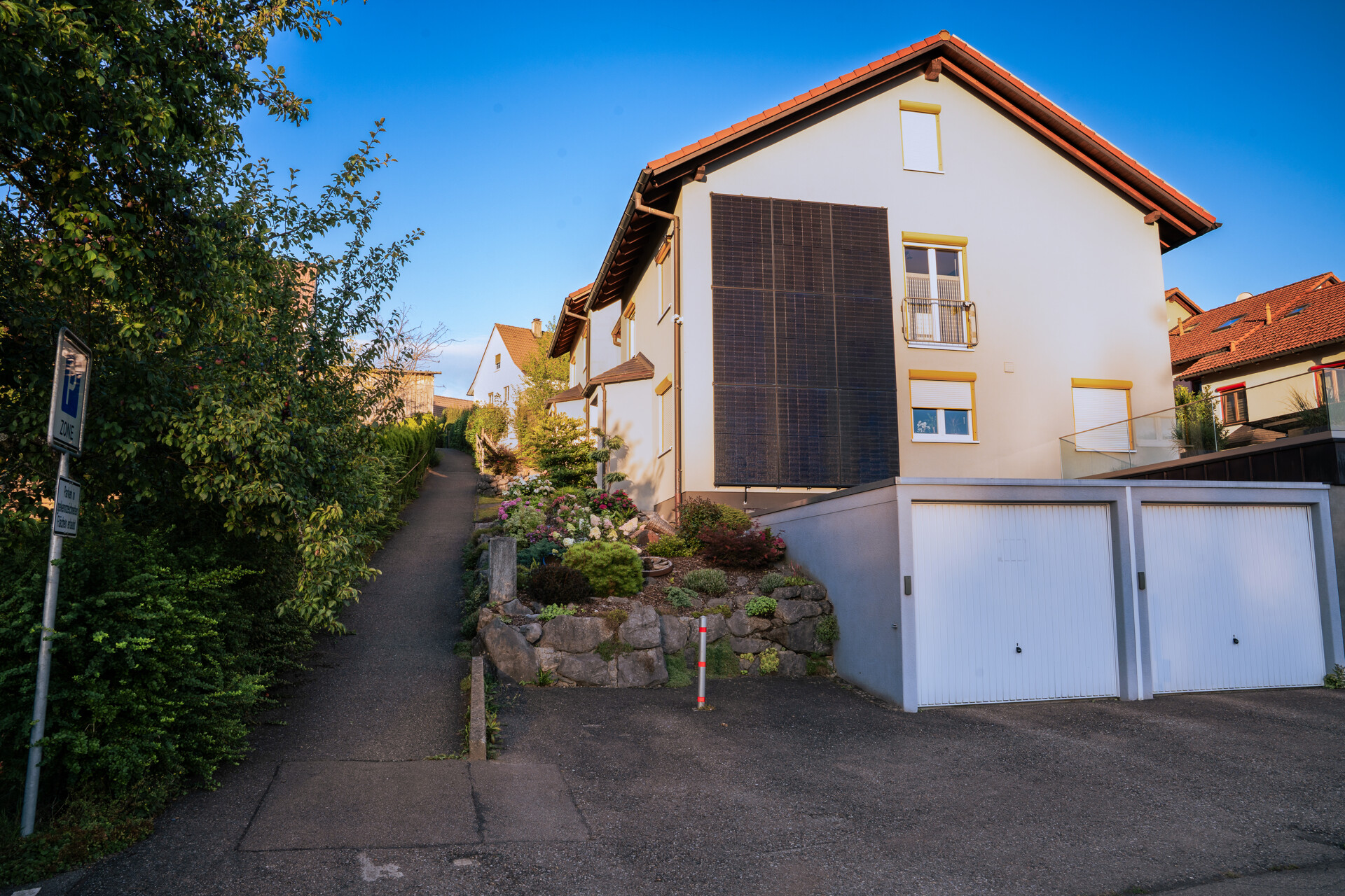 Aufgang zum Haus und Garage