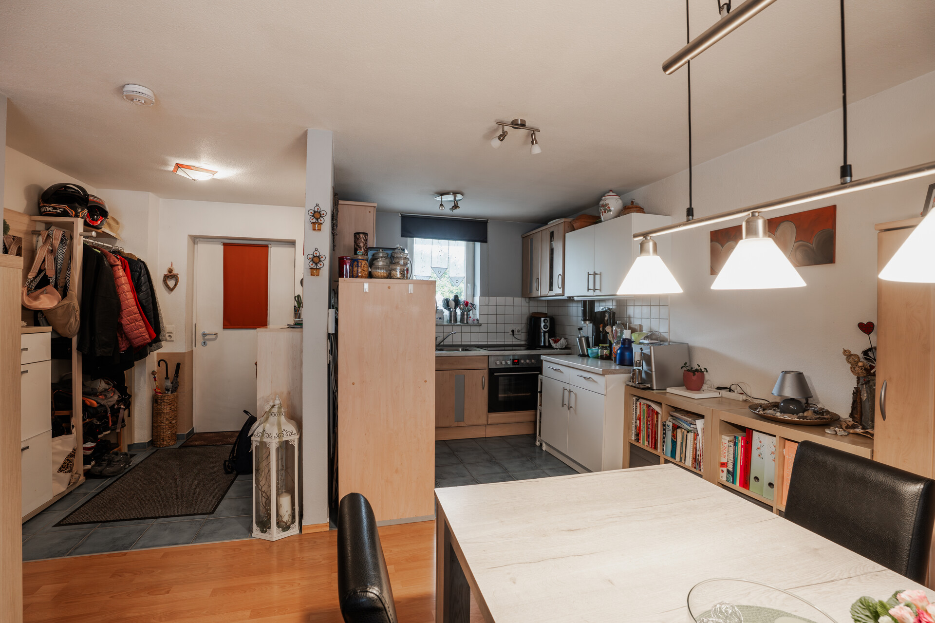 Blick zur Küche und Gardarobe